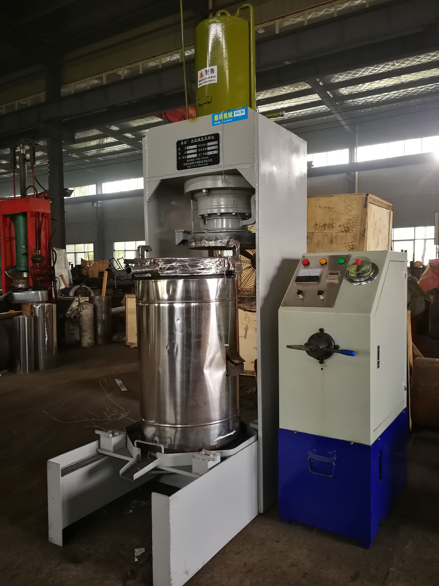 不銹鋼超高壓立式液壓壓榨機(jī)，果汁壓榨機(jī)，果渣壓榨機(jī)，藥材壓榨，油渣處理，白土壓榨